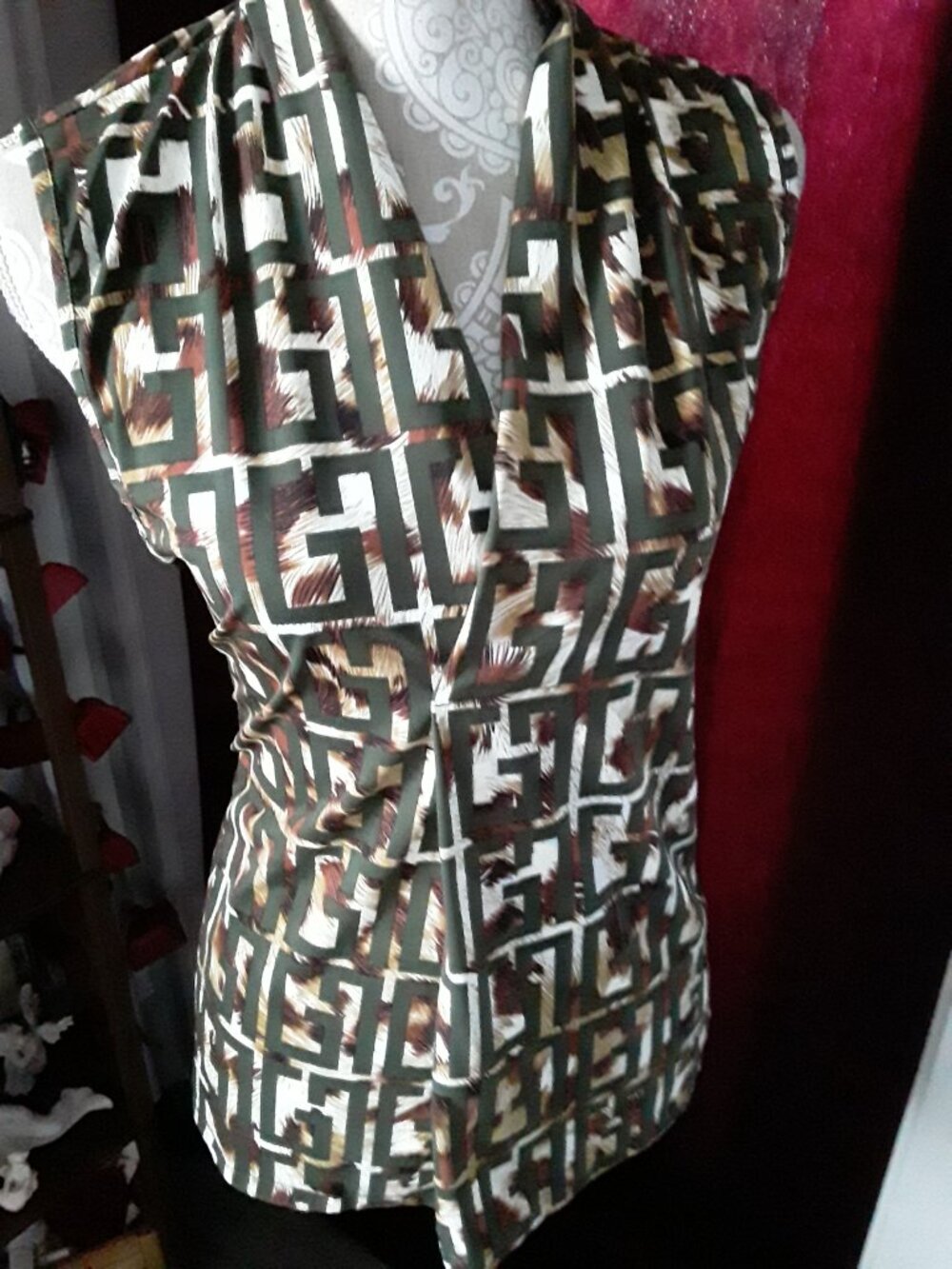 80 park lovely tan and green v neck sleeveless top size XL